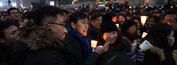 ▲ 더불어민주당 안희정 충남도지사 커버사진. 촛불집회 모습을 촬영했다. ⓒ안희정 충남도지사 페이스북