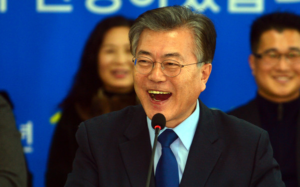 ▲ 더불어민주당 문재인 전 대표가 23일 오후 전남 나주시 광주전남발전연구원 8층 강당에서 열린 '혁신도시 활성화를 위한 정책간담회'에 참석해 인사말을 하는 도중 크게 웃고 있다.ⓒ뉴시스