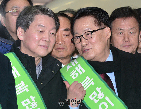 ▲ 국민의당 박지원 대표와 안철수 전 대표가 26일 서울 용산역을 방문해 시민들과 만나 설 인사를 나누고는 대화를 나누고 있다. ⓒ뉴데일리 공준표 기자