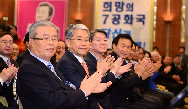 ▲ 동아시아미래재단 창립 10주년 기념식이 열린 지난해 12월 서울 용산구 백범김구기념관 컨벤션홀에서 더불어민주당 김종인(왼쪽부터) 전 비대위 대표와 국민의당 김동철 전 비대위원장, 안철수 전 대표, 손학규 동아시아미래재단 상임고문, 정진석 전 새누리당 원내대표, 주호영 의원, 천정배 전 국민의당 상임공동대표가 박수를 하고 있다. ⓒ뉴시스 사진DB