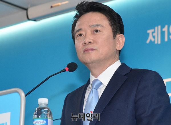 ▲ 바른정당 소속 남경필 경기도지사가 27일, SNS를 통해 같은 당 유승민 의원에 '모병제'관련 공개 토론을 제안했다. 그의 제안은 지난해 8월 이후 이번이 두번째다. ⓒ뉴데일리 공준표 기자