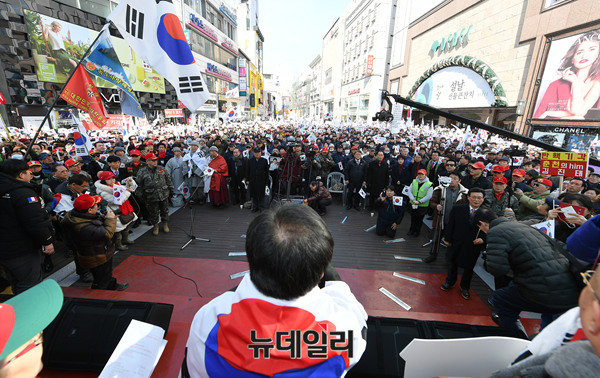 ▲ 탄핵기각을위한국민운동이 26일 대구 동성로 일대에서 '태극기 집회'를 열었다. ⓒ뉴데일리 정상윤 기자