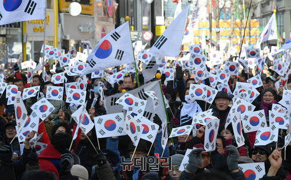 ▲ 탄핵기각을위한국민운동이 26일 대구 동성로 일대에서 '태극기 집회'를 열었다. ⓒ뉴데일리 정상윤 기자