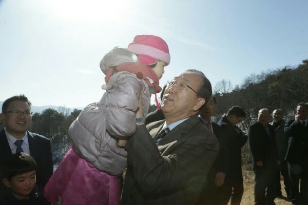 ▲ 반기문 전 유엔사무총장이 28일 설을 맞아 선친 묘역에 성묘하면서, 함께 나온 손자·손녀대(代)의 아이들을 일일이 안아주며 덕담하고 있다. ⓒ반기문 전 유엔사무총장 측 제공