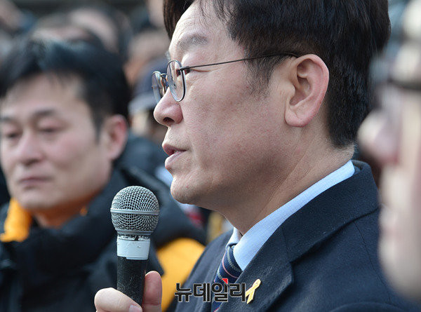 ▲ 세월호 합동 차례에 참석한 이재명 성남시장. ⓒ뉴데일리 공준표 기자