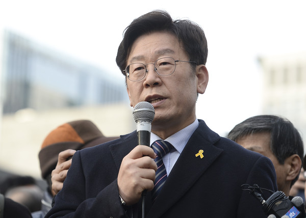 ▲ 설날인 28일 오후 서울 종로구 광화문 광장 세월호 분향소를 찾은 이재명 성남시장이 '세월호 분향소 2017년 가족-시민 설 합동차례 및 떡국나눔'에 참석해 발언하고 있다. ⓒ뉴시스