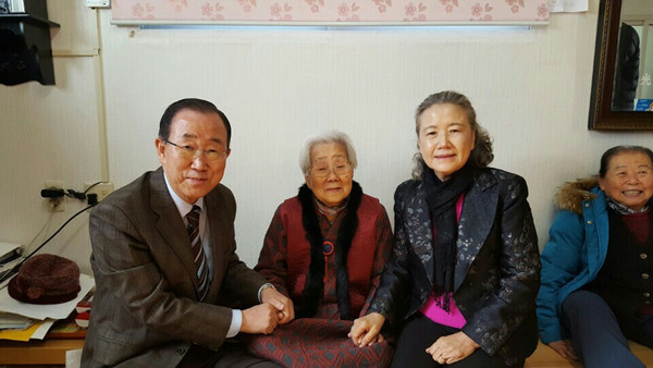 ▲ 모친과 함께 사진 찍는 반기문 전 유엔사무총장 내외 ⓒ 뉴데일리 공준표