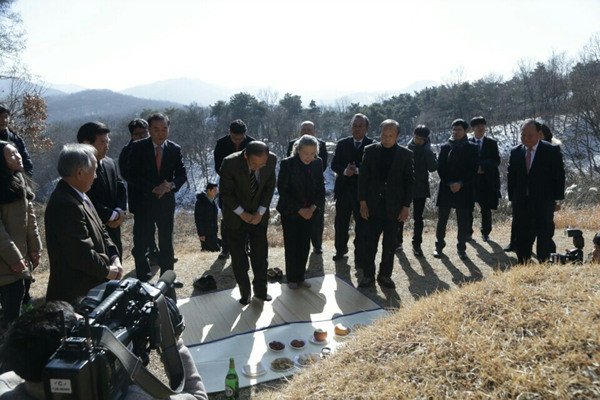 ▲ 부친묘를 성묘하는 반기문 전 유엔사무총장 내외 ⓒ 뉴데일리 공준표