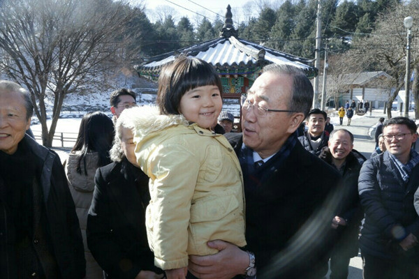 ▲ 부친묘를 성묘하는 반기문 전 유엔사무총장 내외 ⓒ 뉴데일리 공준표