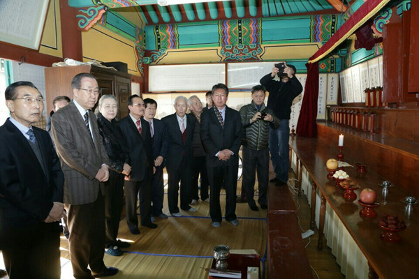 ▲ 마을 사당을 찾은 반기문 전 유엔사무총장 내외 ⓒ 뉴데일리 공준표