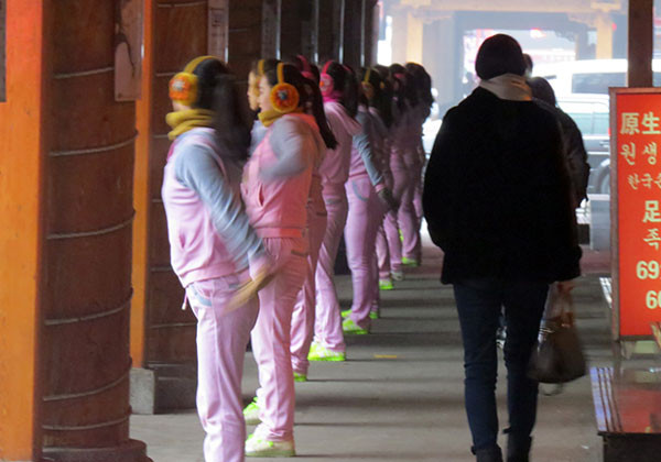 ▲ 中랴오닝省 선양에 있는 북한식당의 여종업원들이 아침에 단체로 체조를 하는 모습. 최근 해외 북한식당에 10대로 보이는 여종업원들이 크게 늘었다고 RFA가 보도했다. ⓒ연합뉴스. 무단전재 및 재배포 금지.