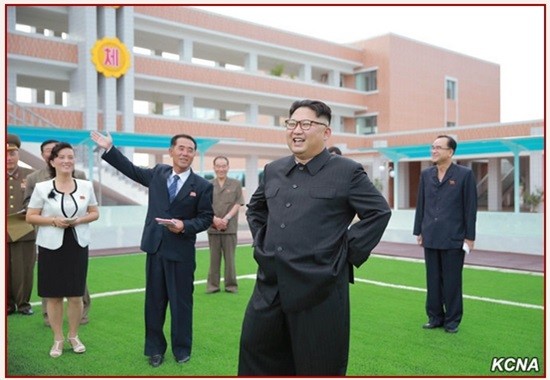 김정은 우상화 작업에 열중하고 있는 북한이 전국 곳곳에 위치한 청소년 교육 기관에 대한 재건축 사업을 벌이고 있는 것으로 알려졌다. 사진은 김정은이 새로 건설된 평양중등학원을 찾았다는 北'조선중앙통신' 2016년 7월 보도 일부.ⓒ北선전매체 홈페이지 캡쳐