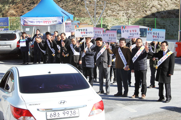 ▲ 영덕군 이희진 군수와 강석호 국호의원이 지난 27일 귀성객들에게 귀성인사를 하고 있다.ⓒ영덕군 제공