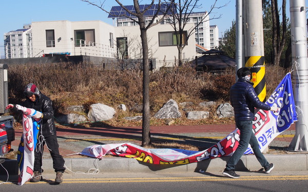 ▲ 경산시는 올해 연중 주말·공휴일 단속의 사각지대를 없애기 위해 불법광고물 정비에 나선다. ⓒ경산시 제공