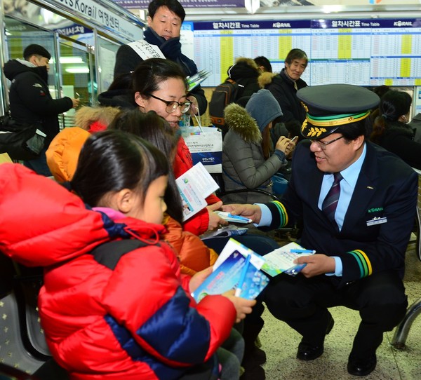 ▲ 이근규 시장(오른쪽)이 제천역에서 가진 1일 역장체험에서 제천을 방문한 귀성객들에게 엑스포 홍보물을 나눠주고 있다.ⓒ제천시