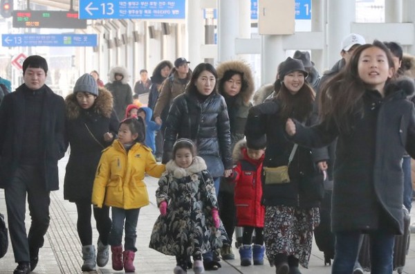 ▲ 설 연휴 마지막 날인 30일 오전 귀경객들이 서울역에 도착해 열차에서 내리고 있다.ⓒ연합뉴스