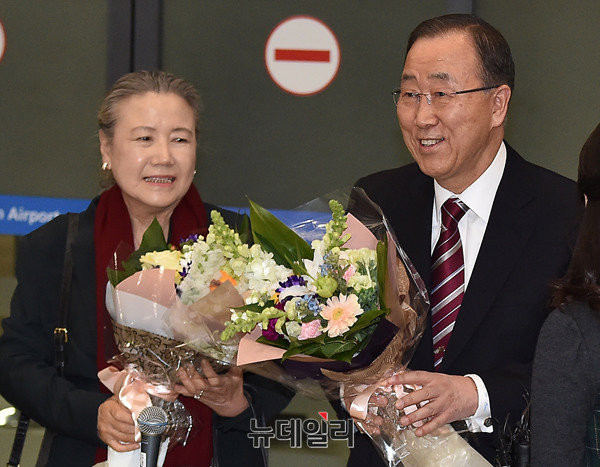 ▲ 반기문 전 유엔사무총장이 지난 12일 인천국제공항을 통해 귀국하면서 배우자 유순택 여사와 함께 환영의 꽃다발을 받고 환하게 웃고 있다. ⓒ뉴데일리 정상윤 기자
