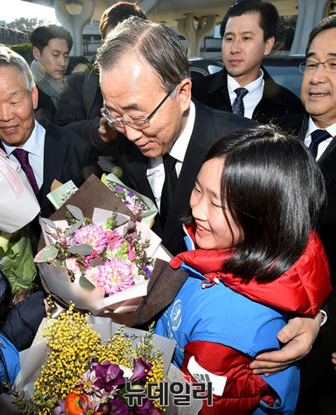 ▲ 반기문 전 유엔사무총장이 지난 16일 부산 남구 대연동 유엔기념공원을 방문한 자리에서 환영나온 어린이로부터 꽃다발을 받고 있다. ⓒ뉴데일리 이종현 기자