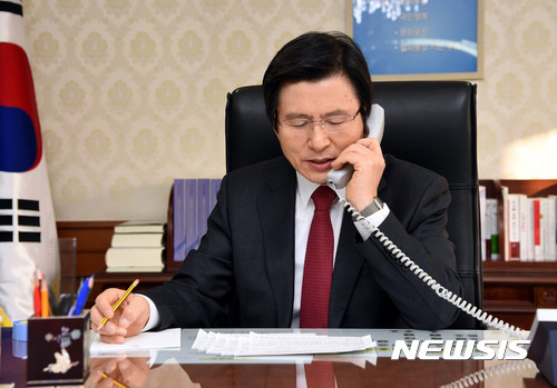 ▲ 황교안 대통령 권한대행 국무총리가 도날드 트럼프 미국 대통령과 30일 오전 정부서울청사 집무실에서 한미 양국 현안에 대해 의견을 나누기 위해 전화 통화를 하고 있다. ⓒ뉴시스