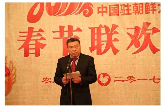 ▲ 중국 설인 ‘춘제(春節)’를 앞두고 駐북한 중국대사관에 북측 고위 인사들이 대거 집결해 북·중 ‘혈맹 관계’와 ‘협력 강화’의 중요성을 강조한 것으로 알려졌다. 북한 주재 중국대사관에서 열린 '춘제 리셉션' 행사에서 연설하고 있는 리진쥔(李進軍) 중국 대사의 모습.ⓒ북한 주재 중국대사관 홈페이지 캡쳐