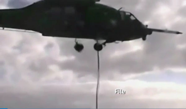 ▲ 美특수부대원을 태우고 훈련 중인 특수작전용 헬기 MH-60. 예멘에서의 대테러 작전에서 숨진 미군도 특수부대원이었다고 한다. ⓒ英로이터 통신 관련보도 영상캡쳐