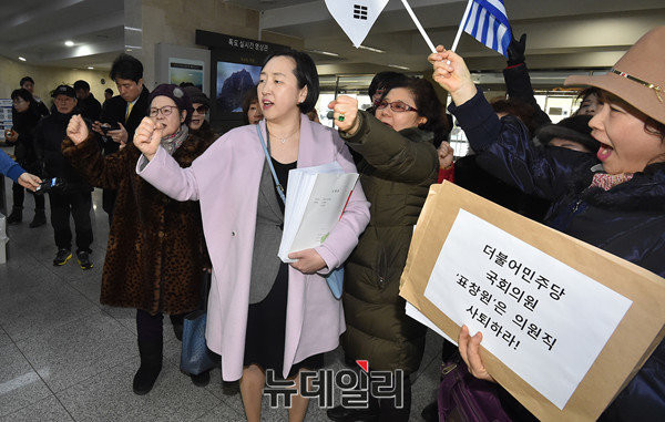 ▲ 시민 1,011명은 박근혜 대통령 풍자 누드화 '더러운 잠'을 국회에 전시한 더불어민주당 표창원 의원과 창작자 이구영씨를 명예훼손 및 음화반포 등 혐의로 검찰에 고발했다. ⓒ뉴데일리 이종현 기자