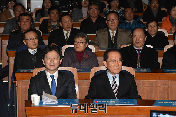 ▲ 바른정당 유승민 의원이 지난 26일 헌정기념관에서 대선출마를 선언할 때 당시 모습. 오른쪽으로 이회창 전 한나라당 총재가 보인다. ⓒ뉴데일리 이종현 기자