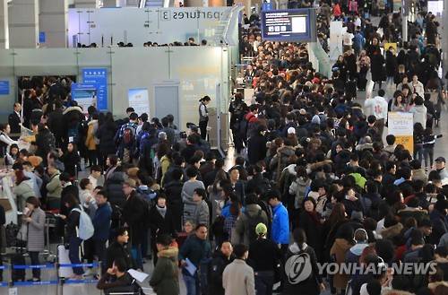 ▲ 설 연휴 첫날인 지난 27일 오전 인천국제공항 출국장. ⓒ연합뉴스