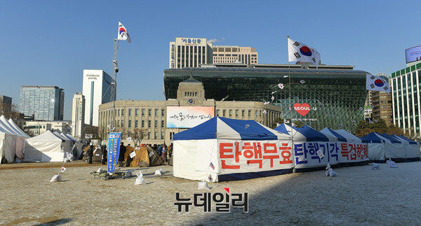 ▲ 대통령 탄핵 기각을 위한 국민총궐기 운동본부’가 서울광장에 탄핵반대 텐트를 설치했다. ⓒ뉴데일리 정상윤 기자