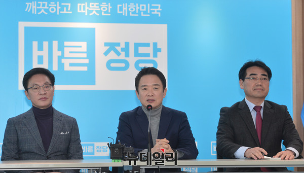 ▲ 왼쪽부터 대선캠프 총괄본부장을 맡은 정두언 전 의원, 남경필 경기지사 ⓒ 뉴데일리 공준표