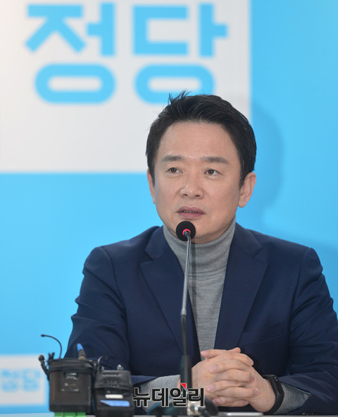 ▲ 왼쪽부터 대선캠프 총괄본부장을 맡은 정두언 전 의원, 남경필 경기지사 ⓒ 뉴데일리 공준표