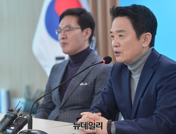 ▲ 왼쪽부터 대선캠프 총괄본부장을 맡은 정두언 전 의원, 남경필 경기지사 ⓒ 뉴데일리 공준표