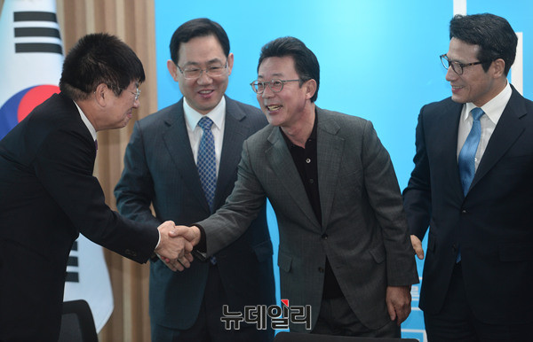 ▲ 왼쪽부터 이종구 바른정당 정책위의장, 주호영 바른정당 원내대표, 홍철호 바른정당 의원, 정병국 바른정당 대표 ⓒ 뉴데일리 공준표