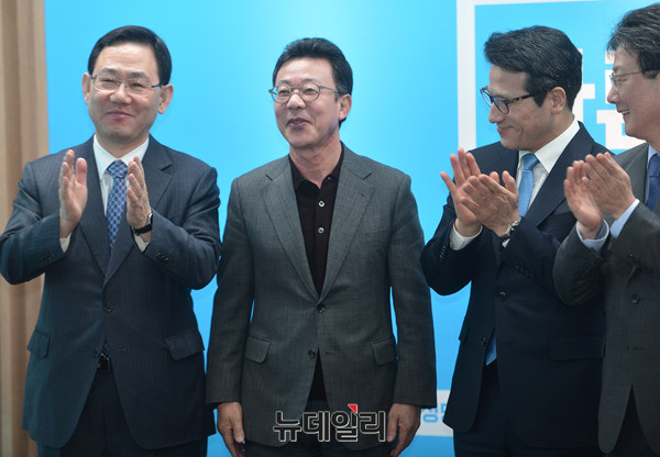 ▲ 왼쪽부터 이종구 바른정당 정책위의장, 주호영 바른정당 원내대표, 홍철호 바른정당 의원, 정병국 바른정당 대표 ⓒ 뉴데일리 공준표