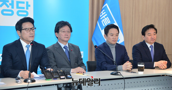 ▲ 왼쪽부터 정병국 바른정당 대표, 유승민 의원, 남경필 경기지사, 원희룡 제주지사 ⓒ 뉴데일리 공준표