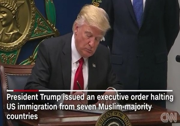 버락 오바마 전 미국 대통령이 도널드 트럼프 대통령의 일부 국가 난민 및 이민자 유입 제한 등을 골자로 하는 이른바 ‘反이민’ 행정명령을 비난하고 나섰다. 사진은 관련 美'CNN' 보도 일부.ⓒ美'CNN' 보도영상 캡쳐