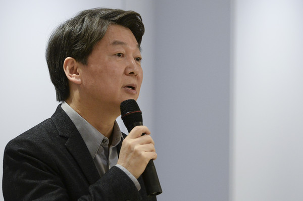 ▲ 국민의당 안철수 전 상임공동대표가 31일 서울 용산구 나진전자상가의 무한창의협력공간을 방문해 업체와 청년창업가들과 대화를 나누고 있다. ⓒ뉴시스