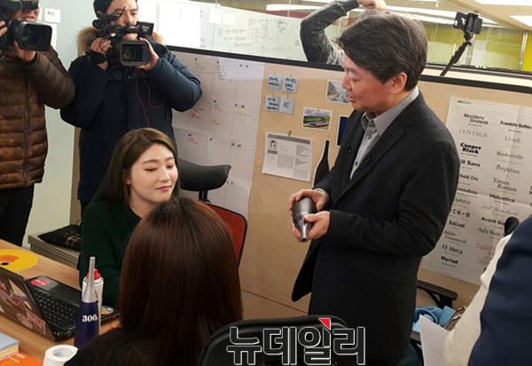 ▲ 국민의당 안철수 전 대표가 31일 서울 용산구 나진전자상가 무한창의협력공간을 방문해 청년 창업가들과 대화를 나누고 있다. ⓒ뉴데일리 김민우 기자