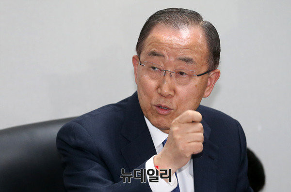 ▲ 반기문 전 유엔사무총장이 31일 기자간담회 도중 단호한 손동작을 취해보이고 있다. ⓒ사진공동취재단