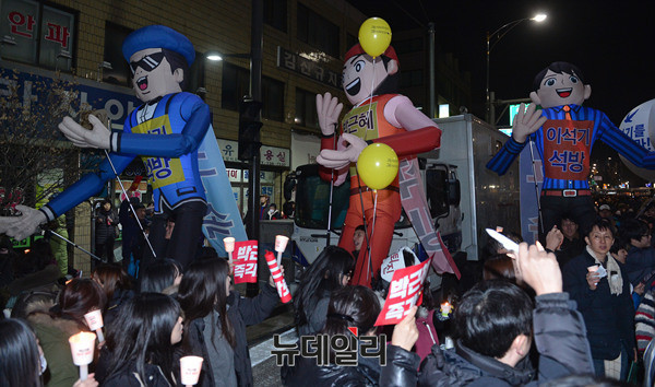 ▲ 지난달 17일 서울 광화문에서 열린 8차 촛불집회에서 이석기 석방을 요구하는 마스코트가 행진하자, 시위 참가자들이 환호하고 있다. ⓒ뉴데일리 정상윤 기자