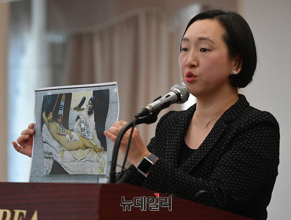 ▲ 표창원 더불어민주당 의원이 국회 의원회관 내에 전시해 논란을 빚은 박근혜 대통령 풍자 누드화 '더러운 잠'을 인쇄해 들고 있는 인지연 북한동포와통일을위한모임(북통모)대표. ⓒ뉴데일리 정상윤 기자