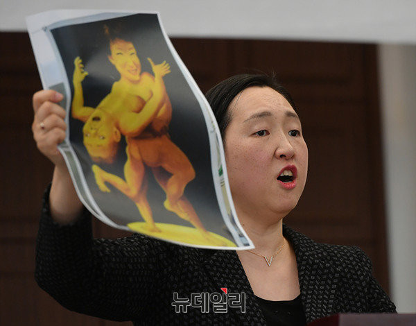 ▲ 인지연 대표가 대형 현수막으로 제작돼 광화문 광장에 걸린 박근혜 대통령 성행위 묘사 그림에 대해 비판하고 있다. ⓒ뉴데일리 정상윤 기자