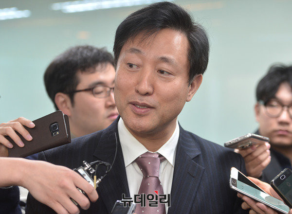 ▲ 바른정당 오세훈 최고위원이 31일 서울 여의도 중앙당사에서 열린 비공개 최고위원회의가 끝난 직후, 취재진과 만나 반기문 전 유엔사무총장 캠프 합류와 관련한 자신의 입장을 해명하고 있다. ⓒ뉴데일리 공준표 기자