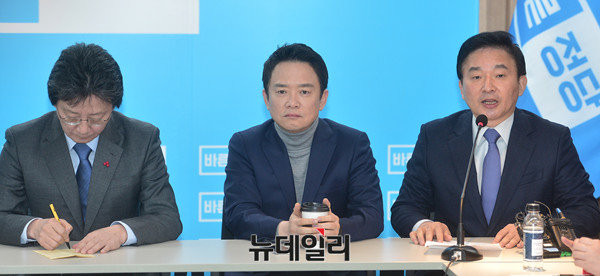 ▲ 원희룡 제주도지사가 31일 오전 서울 여의도 바른정당 중앙당사에서 열린 최고위원회의 도중 대선 불출마 의사를 밝히고 있는 가운데, 이미 출마 선언을 한 유승민 의원과 남경필 경기도지사가 이를 경청하고 있다. ⓒ뉴데일리 공준표 기자