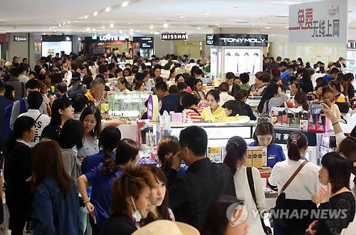 ▲ 공항 면세점을 찾은 여행객들 (자료사진) ⓒ 연합뉴스