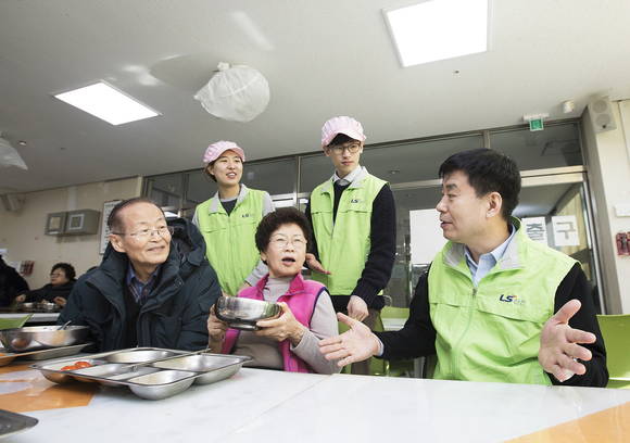 ▲ LS산전은 31일 안양시노인종합복지관에서 지역 홀몸노인 400여 명을 초청해 사랑의 떡국 나눔 행사를 진행했다고 밝혔다. LS산전 경영관리본부장 박용상 부사장(앞줄 오른쪽 첫번째)과 LS산전 신입사원들이 어르신들과 따뜻한 정을 나누는 시간을 가졌다.ⓒLS산전