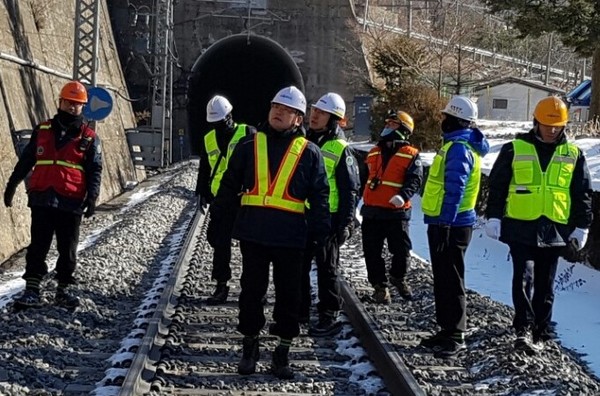 ▲ 양대권 본부장 등 충북본부 특별점검반이 고한역 일원에서 안전점검을 벌이고 있다.ⓒ코레일 충북본부