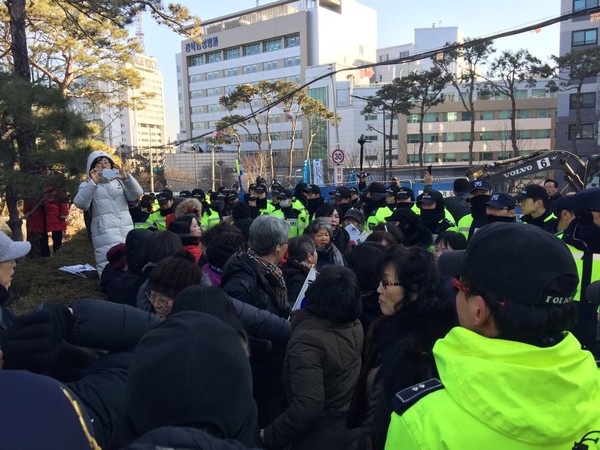 ▲ 1일 오후 2시부터 조희연 서울시교육감과의 면담의 요청하며 서울교육청 앞에서 농성을 벌이고 있는 전국학부모교육시민단체연합 회원들. ⓒ뉴데일리 강유화 기자