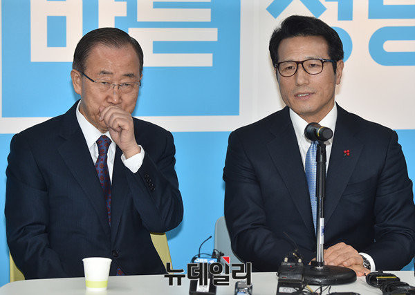 ▲ 반기문 전 유엔사무총장이 1일 오전 서울 여의도 바른정당 중앙당사에서 바른정당 정병국 대표를 예방하던 도중 밭은 기침을 하고 있다. ⓒ뉴데일리 이종현 기자