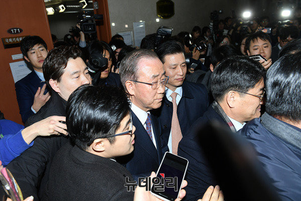 ▲ 반기문 전 유엔사무총장이 1일 대선 불출마 선언을 한 뒤 국회를 빠져나가고 있다. 급작스러운 불출마 선언에 취재진이 몰려든 모습이다. ⓒ뉴데일리 정상윤 기자